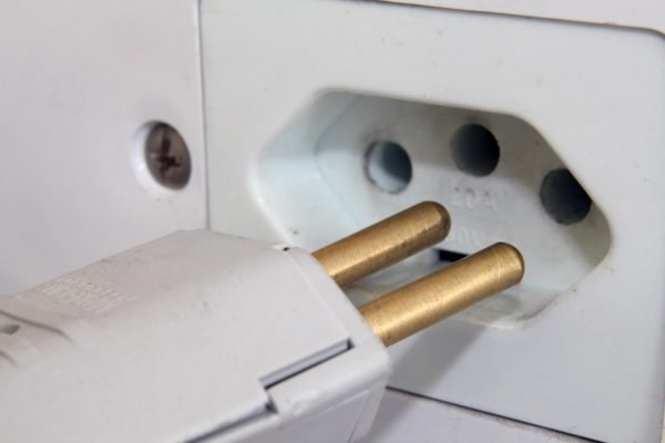 Tomada de 3 pinos